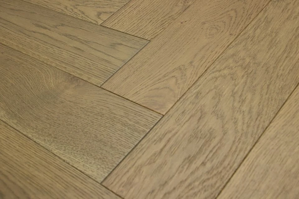 Natural Engineered Flooring Oak Herringbone Roma Brushed UV Lacquered 15/4mm By 90mm By 600mm 4 Natural Engineered Flooring Oak Herringbone Roma Brushed UV Lacquered 15/4mm By 90mm By 600mm - Image 4